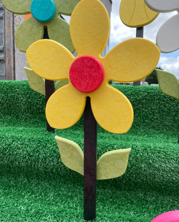 Poly Daisy Yard Stake  - Amish Made Poly Flower Decorations - The Flowers that Last Forever - Built a Vibrant Garden Poly Flower Yard Stakes