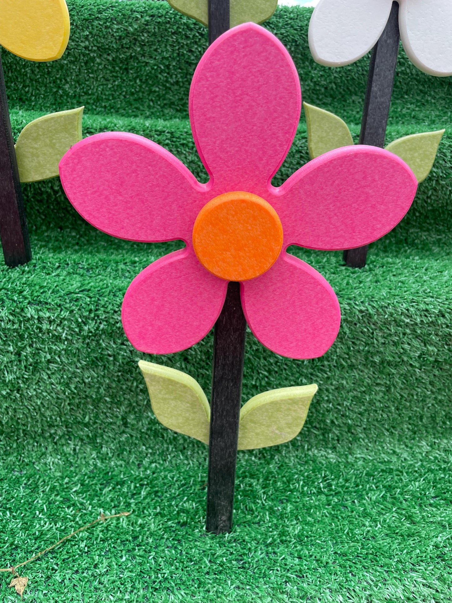 Poly Daisy Yard Stake  - Amish Made Poly Flower Decorations - The Flowers that Last Forever - Built a Vibrant Garden Poly Flower Yard Stakes